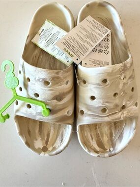 NWT Crocs classic marbled slide 2
211211-2Y3 Slip-On Clogs White Cream M 6 W 8